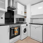 Stylish 3-Bed Smart Tv & Lake Views 5Min To Tube