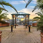 Stylish 3-Bed Smart Tv & Lake Views 5Min To Tube