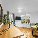 Stylish 3-Bed Smart Tv & Lake Views 5Min To Tube