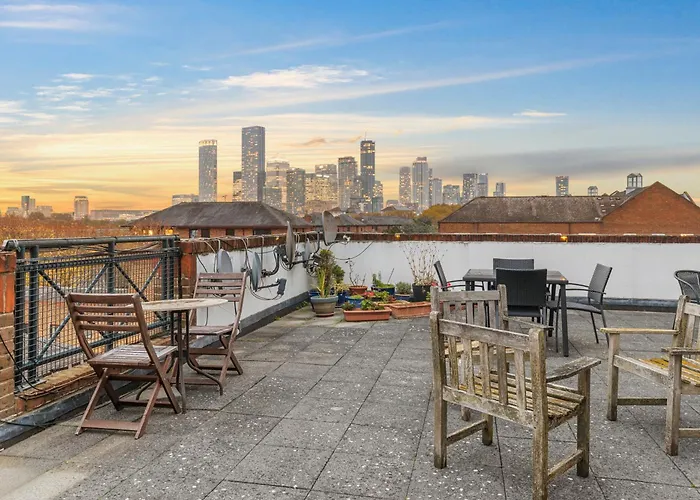 Stylish 3-Bed Smart Tv & Lake Views 5Min To Tube