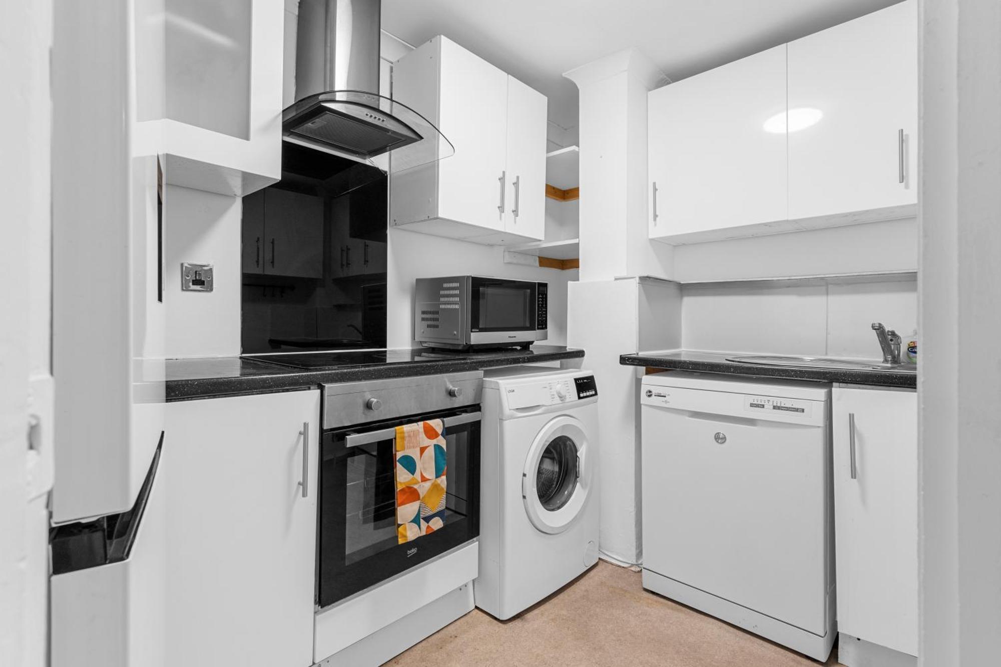 Stylish 3-bed Smart Tv & Views 5min To Tube Appartamento