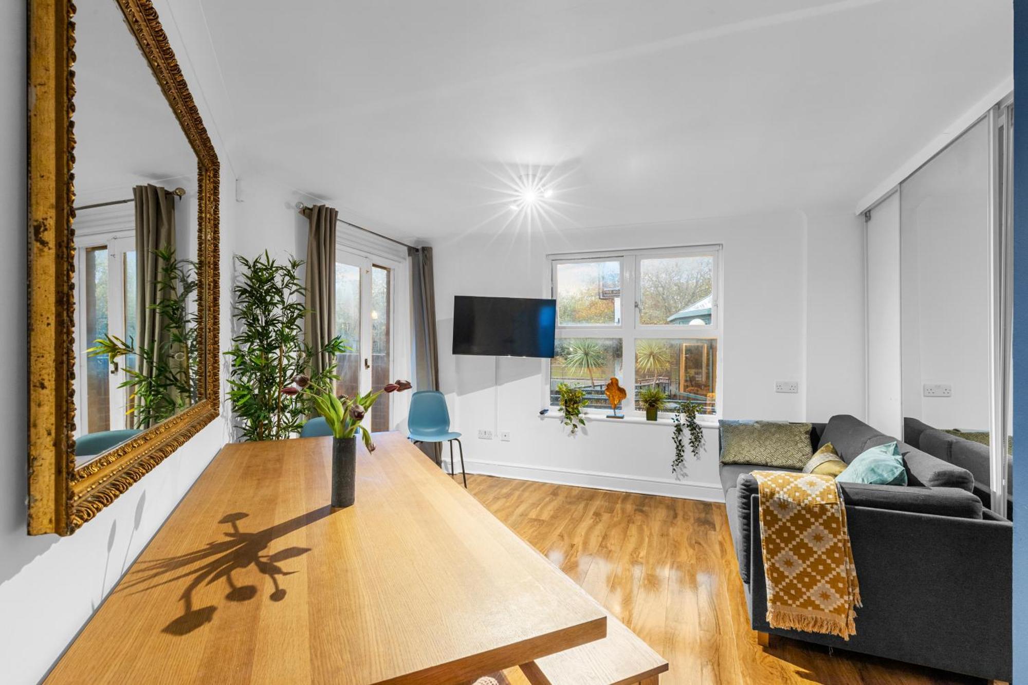 Stylish 3-bed Smart Tv & Views 5min To Tube Appartamento *