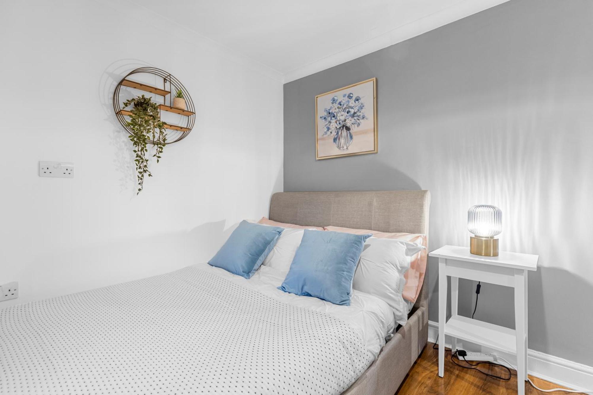 Apartment Stylish 3-bed Smart Tv & Views 5min To Tube London
